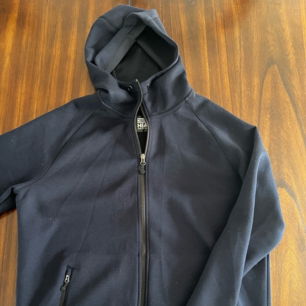 Black Heat Gear hoodie, great for sports, size Medium, excellent condition